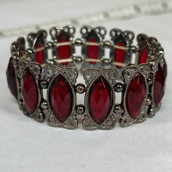 Group of seven red vibe bracelets - Picture 8 of 9